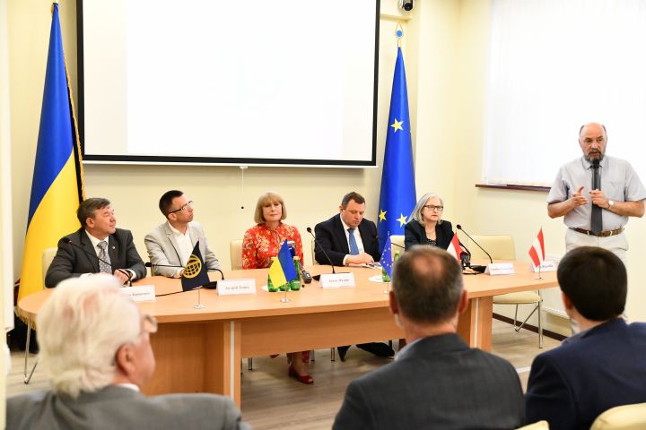 Круглий стіл «Україна – Австрія – Угорщина: сто років відносин» Круглий стіл «Україна – Австрія – Угорщина: сто років відносин»