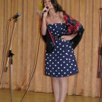 Студентка Інституту мистецтв співає для ветеранів