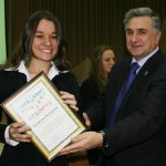 Хвилююча мить. Ректор нагороджує студентів