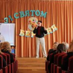 Жінок вітає Кеуш Олег. Інститут мистецтв.