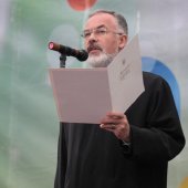 Дмитро Табачник зачитує вітання від Президента України Віктора Януковича