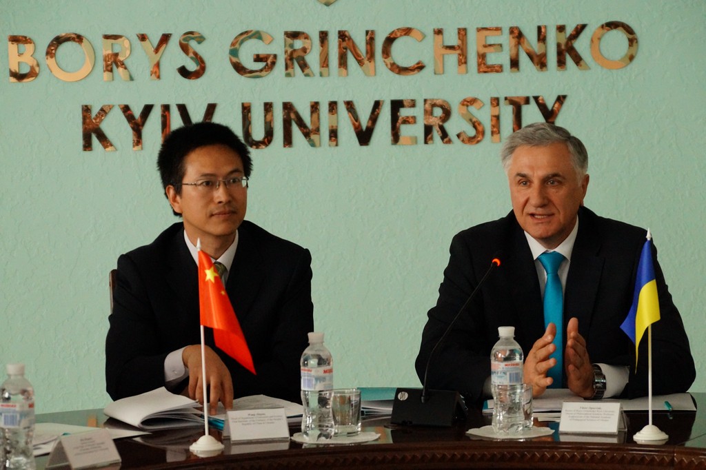 Mizh kruglyj stil ukr kyt 3