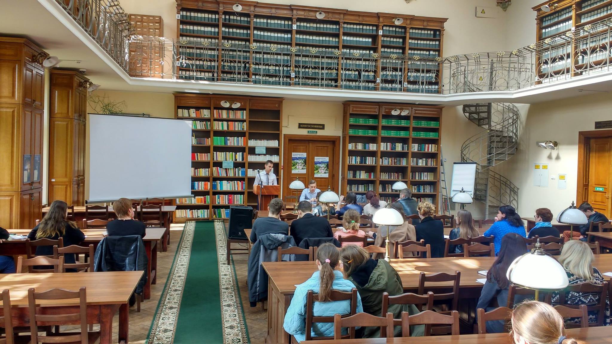 Круглий стіл  «Проблеми розвитку молодіжної науки в Україні»