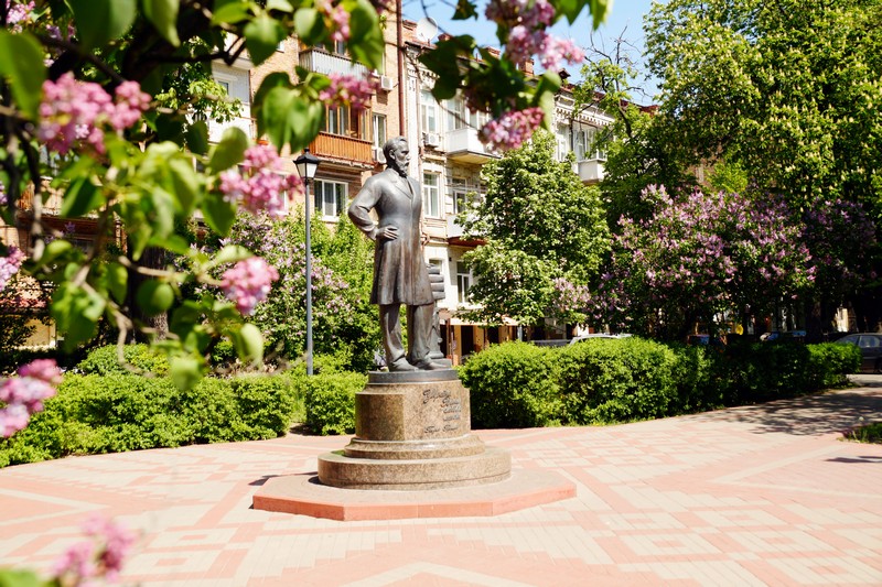 Церемонія покладання квітів до пам'ятника Борису Грінченку та до родинного поховання Грінченків