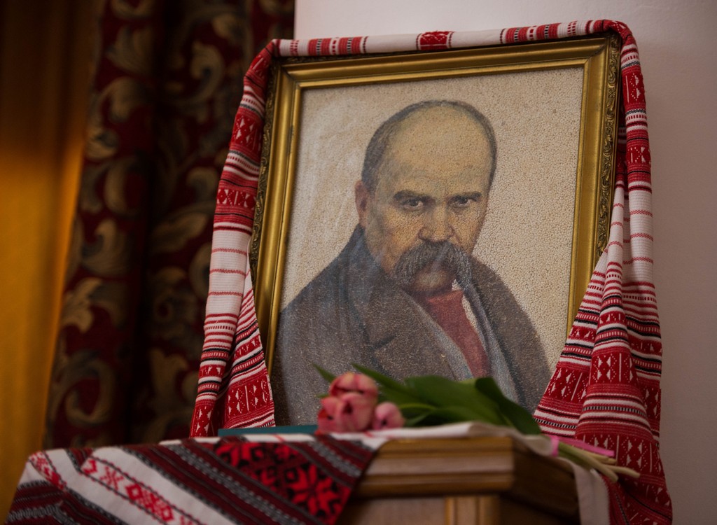 Артисти театру української традиції "Дзеркало" показали виставу "Сон Кобзаря" на головній сцені Університету Грінченка Артисти театру української традиції "Дзеркало" показали виставу "Сон Кобзаря" на головній сцені Університету Грінченка