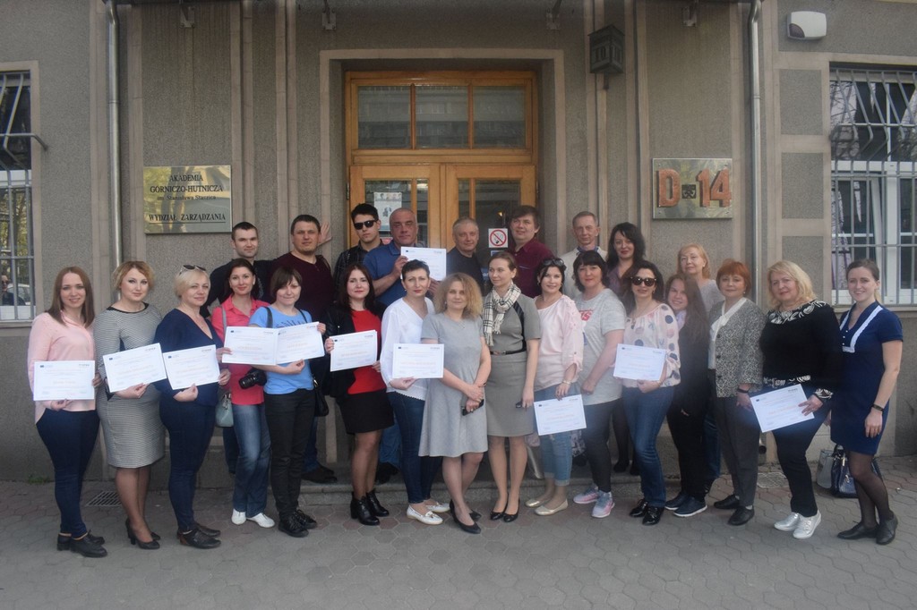 Польські колеги Університету науки і технології (м. Краків, Польща) діляться досвідом під час воркшопу «Навички XXI століття – інноваційне навчання» з учасниками проекту Еразмус + КА2 – MoPED Польські колеги Університету науки і технології (м. Краків, Польща) діляться досвідом під час воркшопу «Навички XXI століття – інноваційне навчання» з учасниками проекту Еразмус + КА2 – MoPED