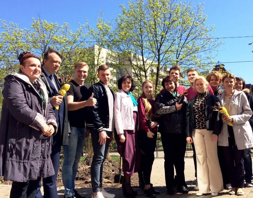 Біля навчального корпусу №1 грінченківці висадили троянди Біля навчального корпусу №1 грінченківці висадили троянди