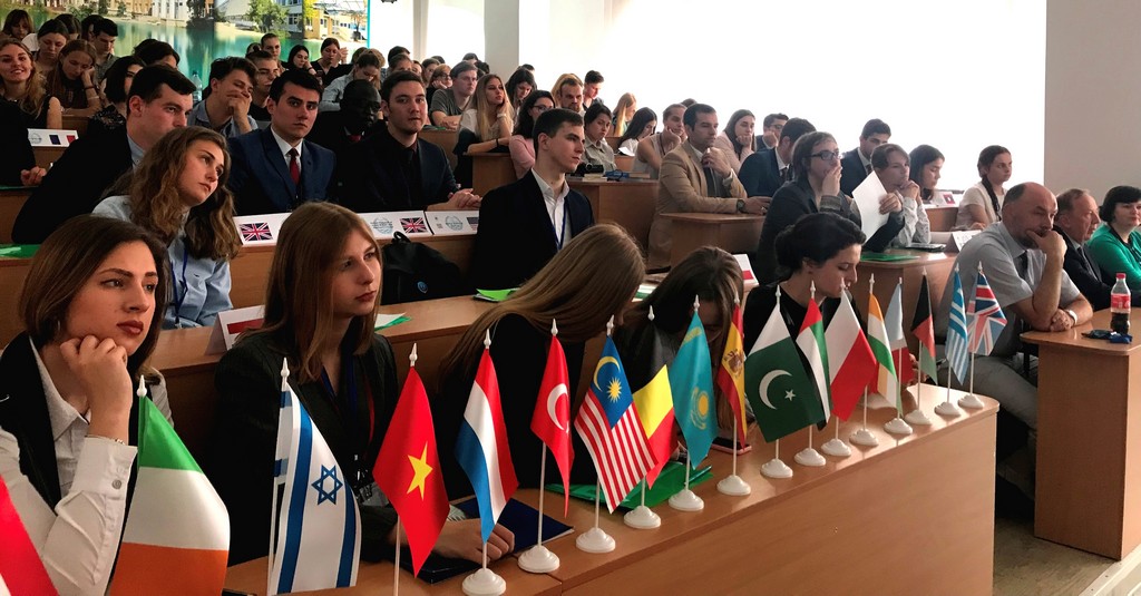Перша Всеукраїнська Модель ООН в Київському університеті імені Бориса Грінченка Перша Всеукраїнська Модель ООН в Київському університеті імені Бориса Грінченка