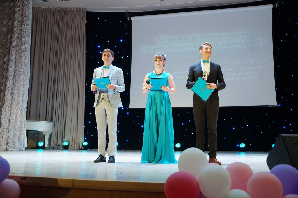 Урочиста церемонія вручення дипломів молодшого спеціаліста Урочиста церемонія вручення дипломів молодшого спеціаліста