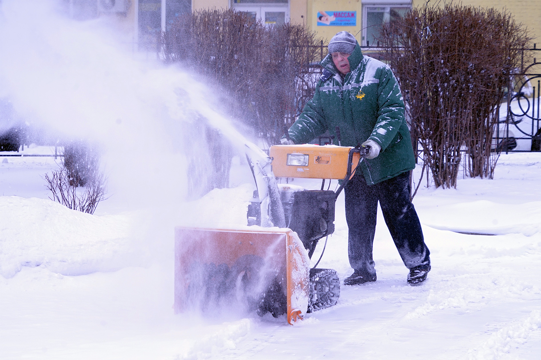 Команда ЕТВ бореться зі сніговою стихією Команда ЕТВ бореться зі сніговою стихією