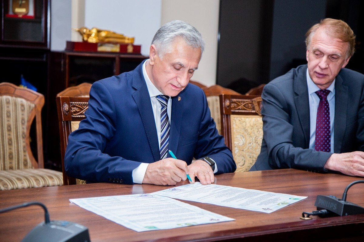 Ректор Університету Грінченка підписав договір про співпрацю з Національним університетом оборони України імені Івана Черняховського Ректор Університету Грінченка підписав договір про співпрацю з Національним університетом оборони України імені Івана Черняховського