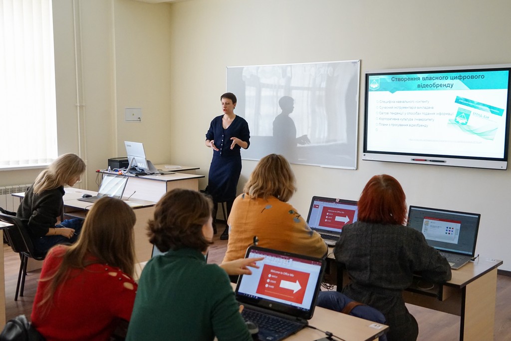 Серія тренінгів для науково-педагогічних працівників Університету від НДЛ цифровізації освіти