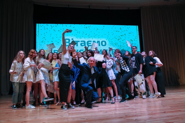 Вручення дипломів випускникам Університету Грінченка Вручення дипломів випускникам Університету Грінченка