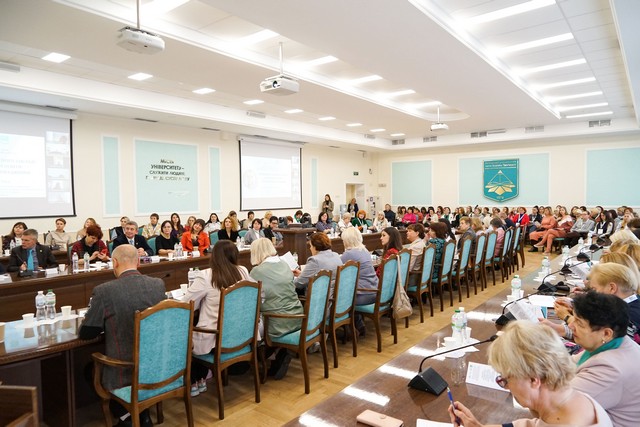 Всеукраїнський круглий стіл «Сучасний заклад дошкільної освіти: лідерство, диджиталізація, майбутній капітал» Всеукраїнський круглий стіл «Сучасний заклад дошкільної освіти: лідерство, диджиталізація, майбутній капітал»