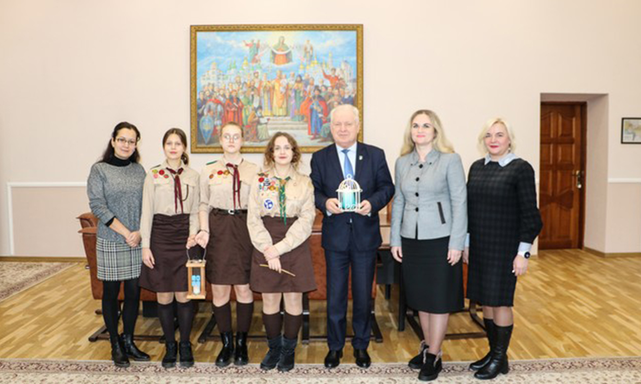 Передача Віфлеємського вогню миру до Київського університету імені Бориса Грінченка Передача Віфлеємського вогню миру до Київського університету імені Бориса Грінченка