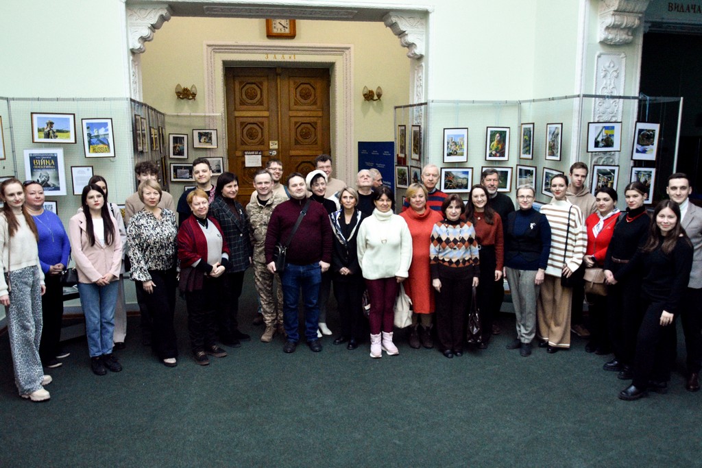 Фотовиставка «ВІЙНА. ОБ’ЄКТИВно: погляд грінченківців» відкрилася в Києві