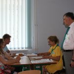 В.О.Огнев'юк, голова приймальної комісії, консультує вступників