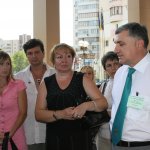 В.О.Огнев'юк, голова приймальної комісії, розмовляє з батьками на ганку Університету