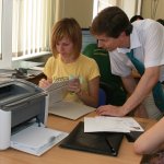 Заступник відповідального секретаря ПК К.О. Линьов консультує операторів