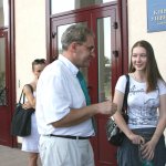 Заступник відповідального секретаря приймальної комісії О.І. Бонь надає допомогу вступникам